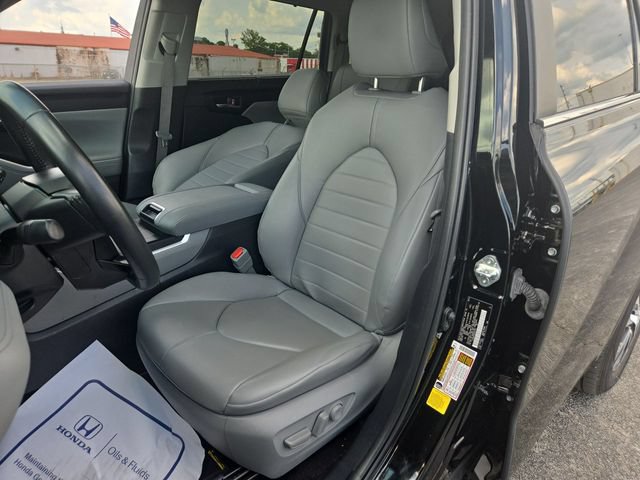 Used 2024 Toyota Highlander XLE AWD/4WD image 11