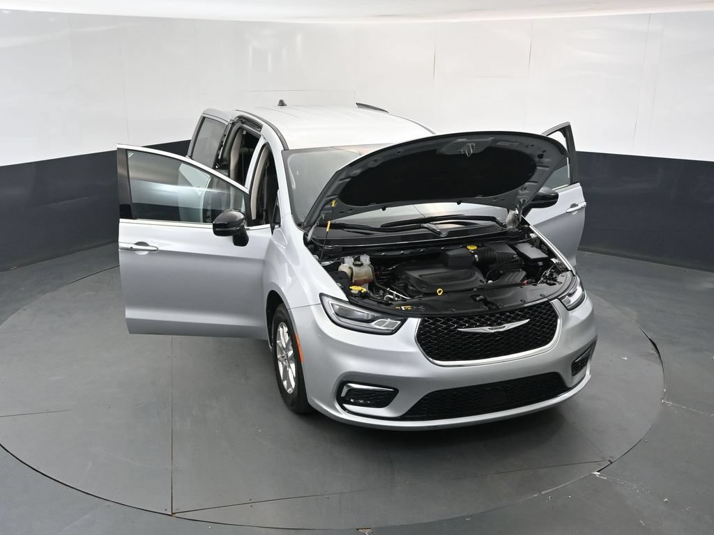 Used 2024 Chrysler Pacifica Touring-L FWD image 17