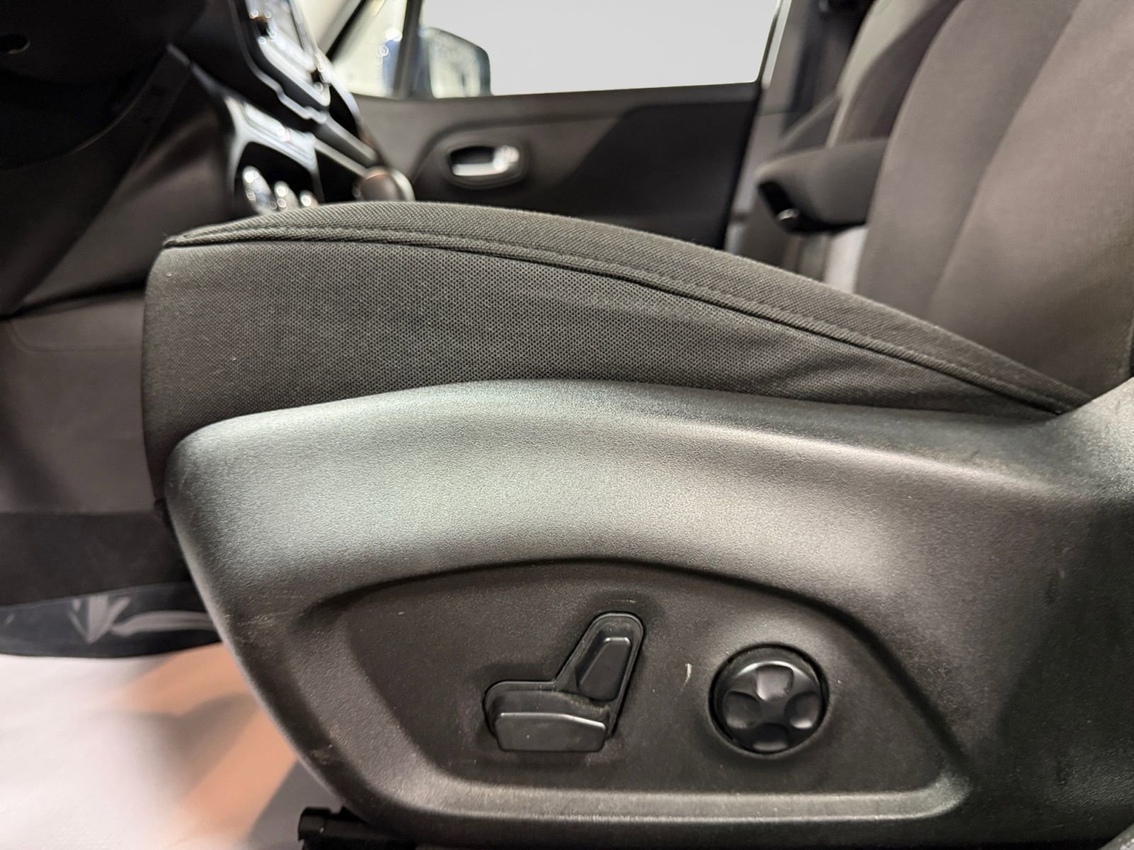 Used 2017 Jeep Renegade Latitude FWD image 37