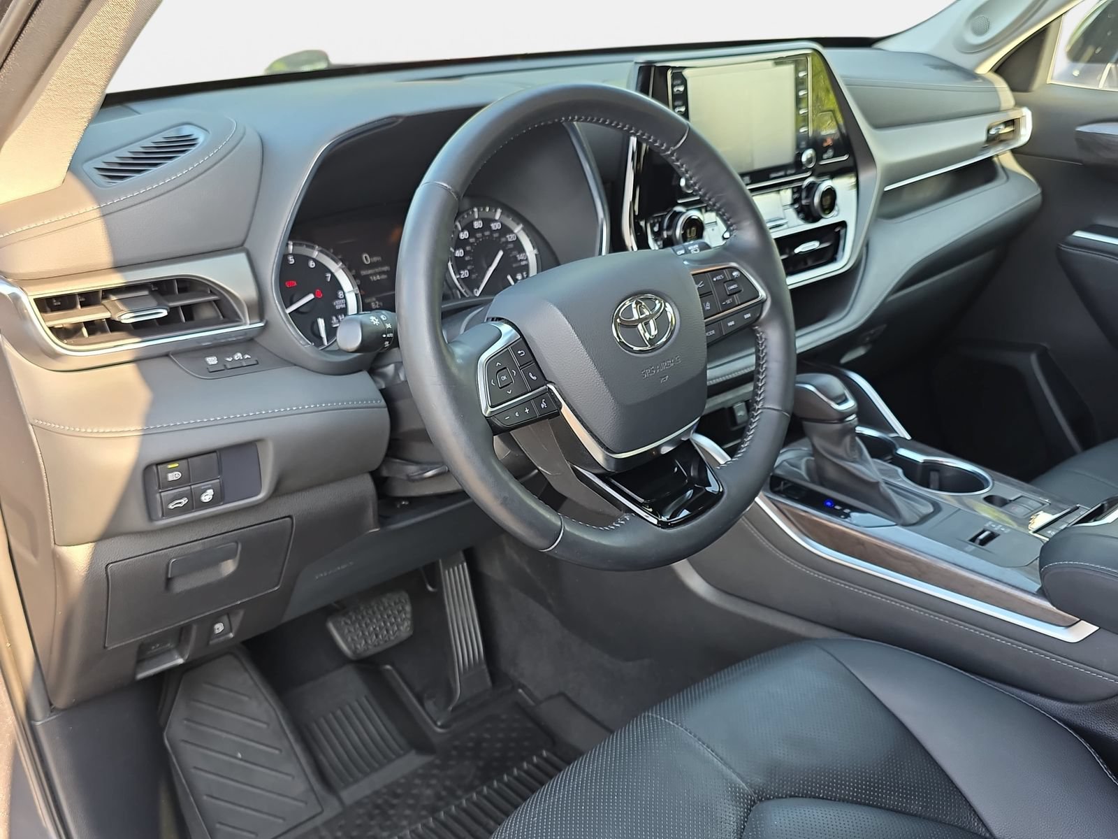 Used 2020 Toyota Highlander Limited FWD image 17