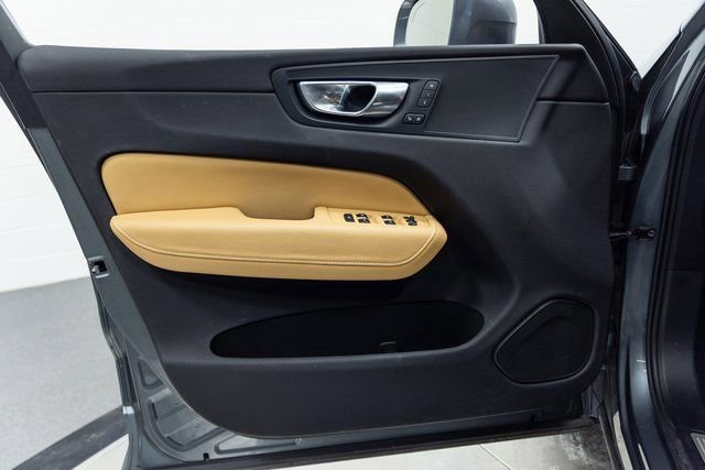 Used 2018 Volvo XC60 T8 Momentum image 11