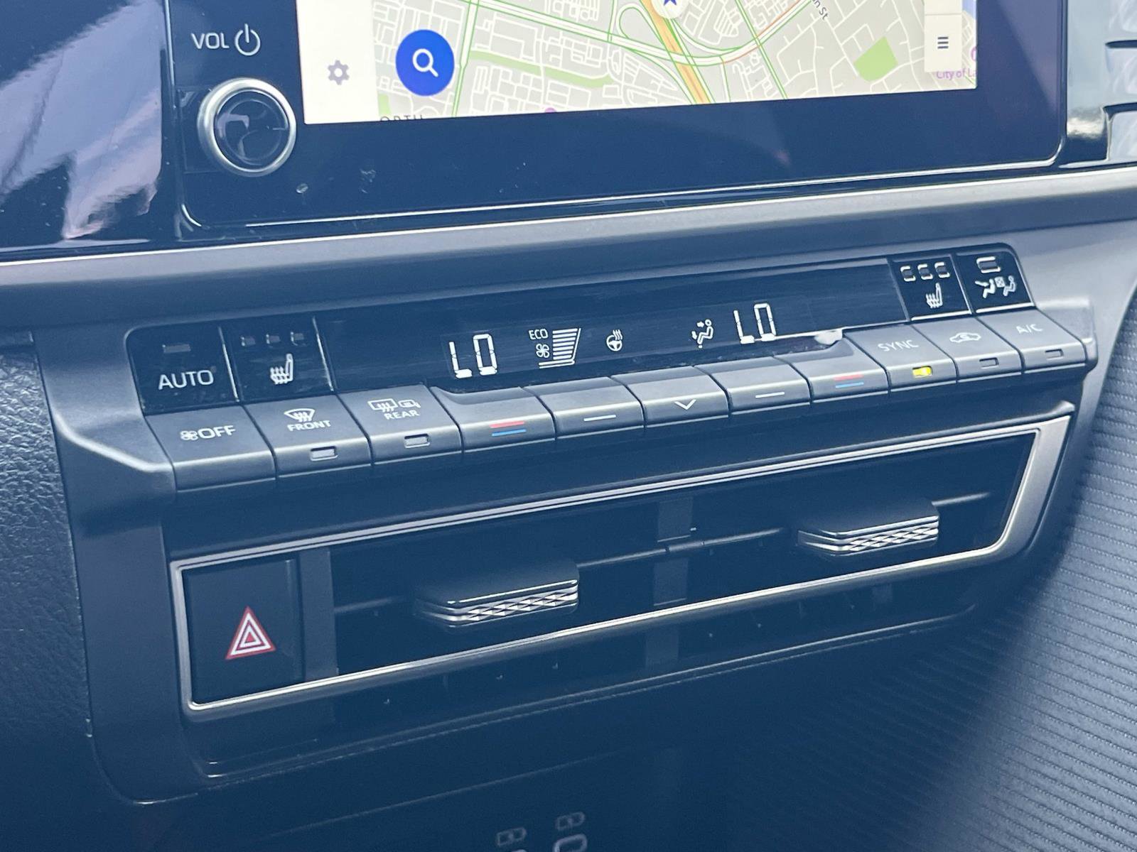 Used 2025 Toyota Camry SE w/ Convenience Package image 15