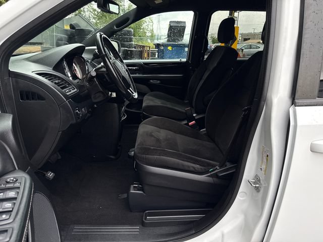Used 2018 Dodge Grand Caravan SE FWD image 16