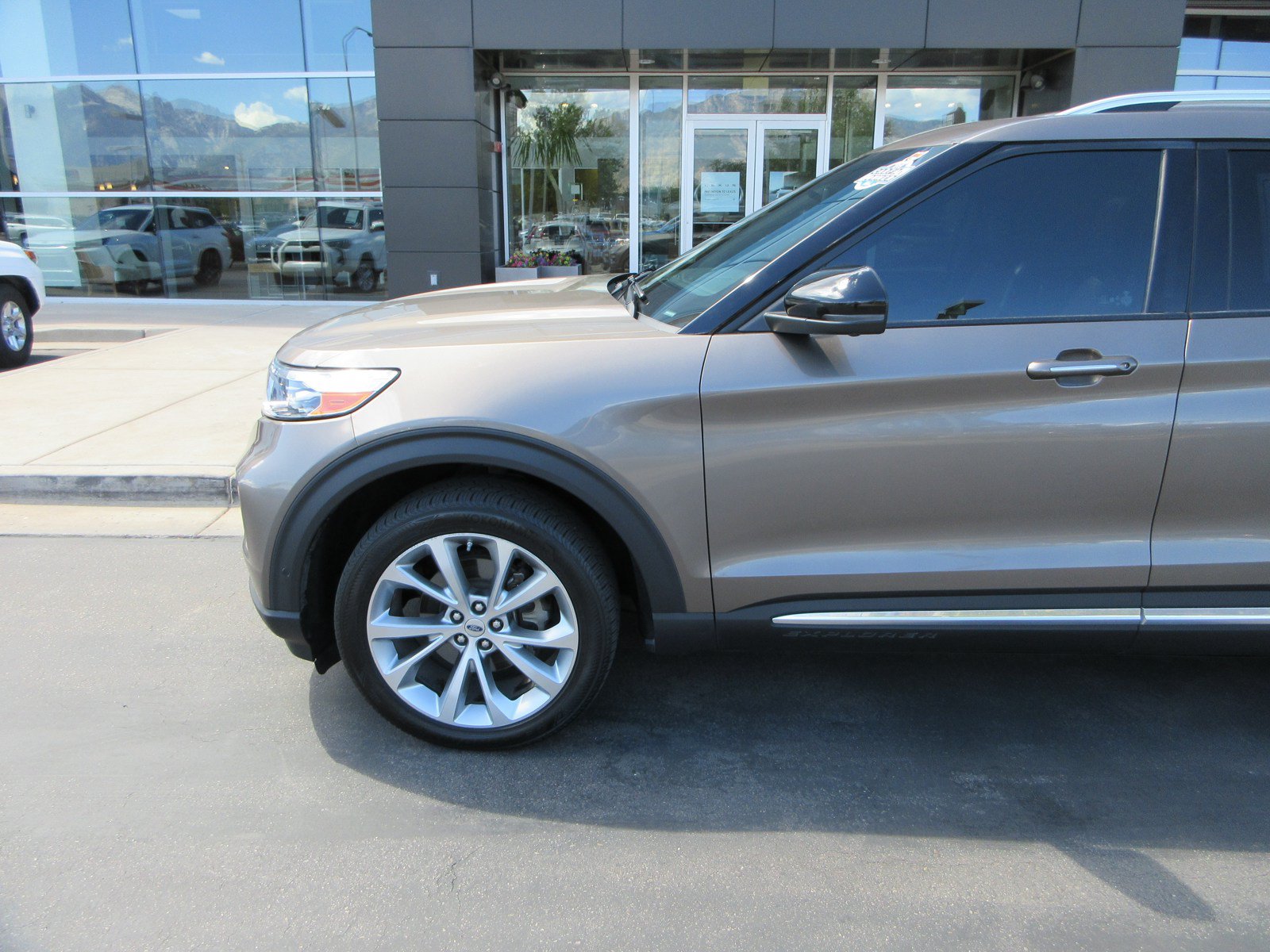 Used 2021 Ford Explorer Platinum w/ Equipment Group 601A AWD/4WD image 2