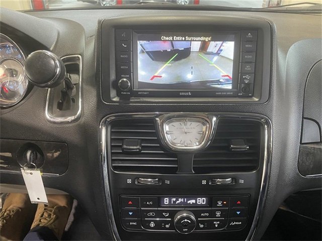 Used 2015 Chrysler Town & Country Touring-L w/ Driver Convenience Group image 17