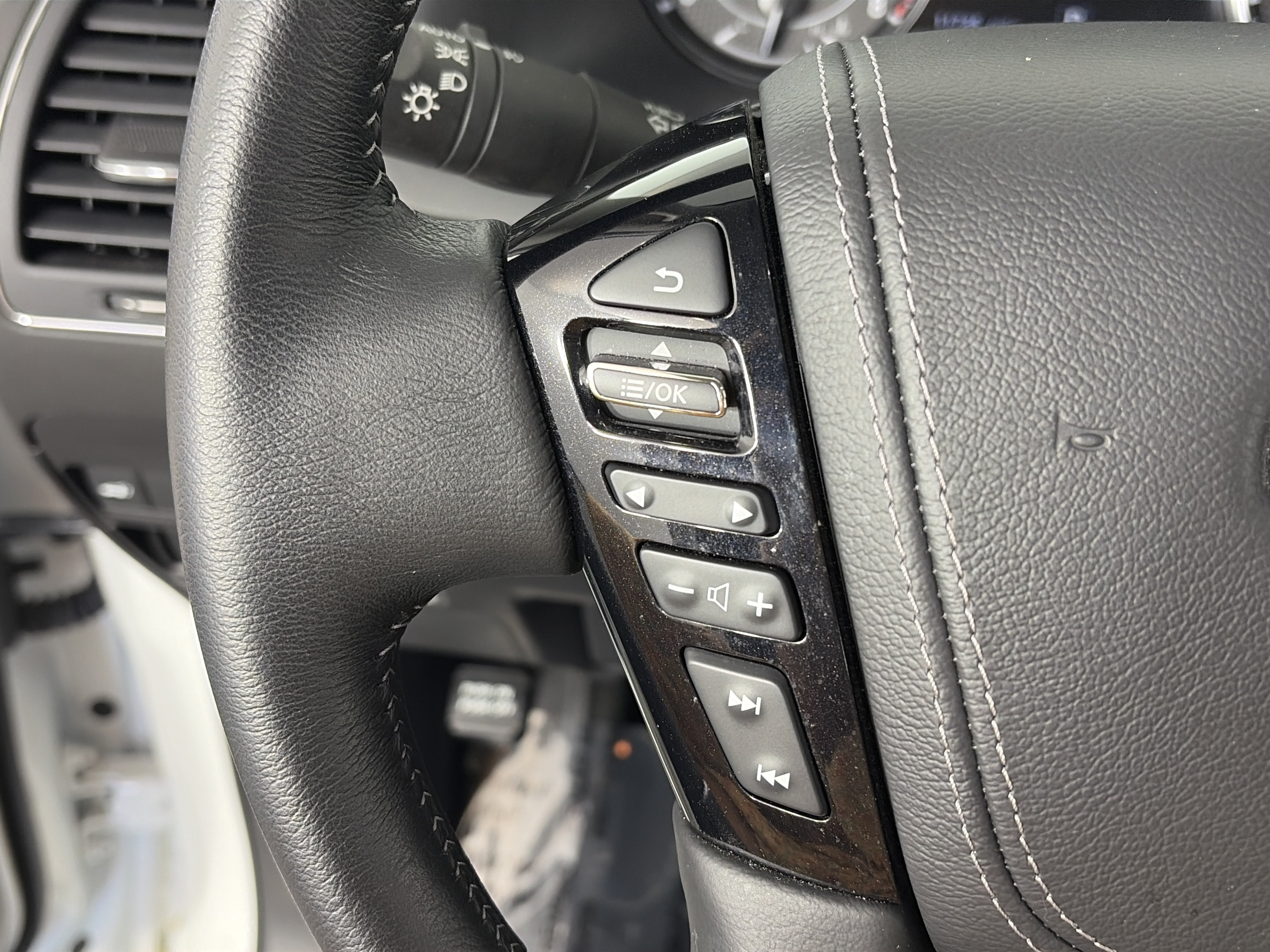 Used 2024 Nissan Armada Platinum w/ Captain's Chairs Package RWD image 35