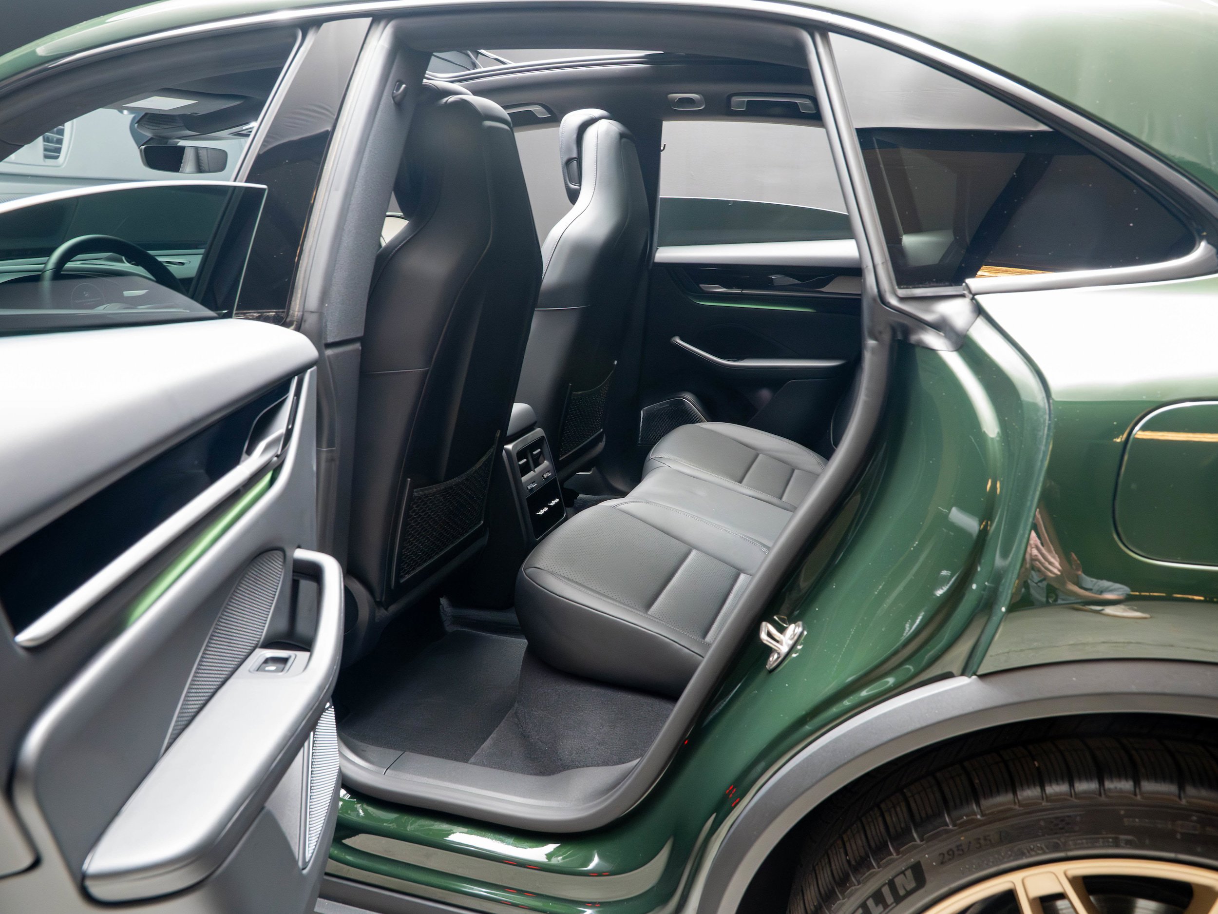 Certified 2025 Porsche Macan 4S Electric AWD/4WD image 32