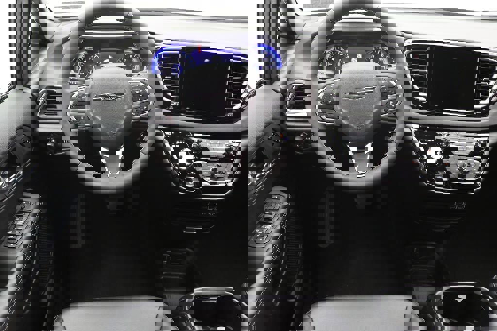 Used 2025 Chrysler Pacifica Select image 12