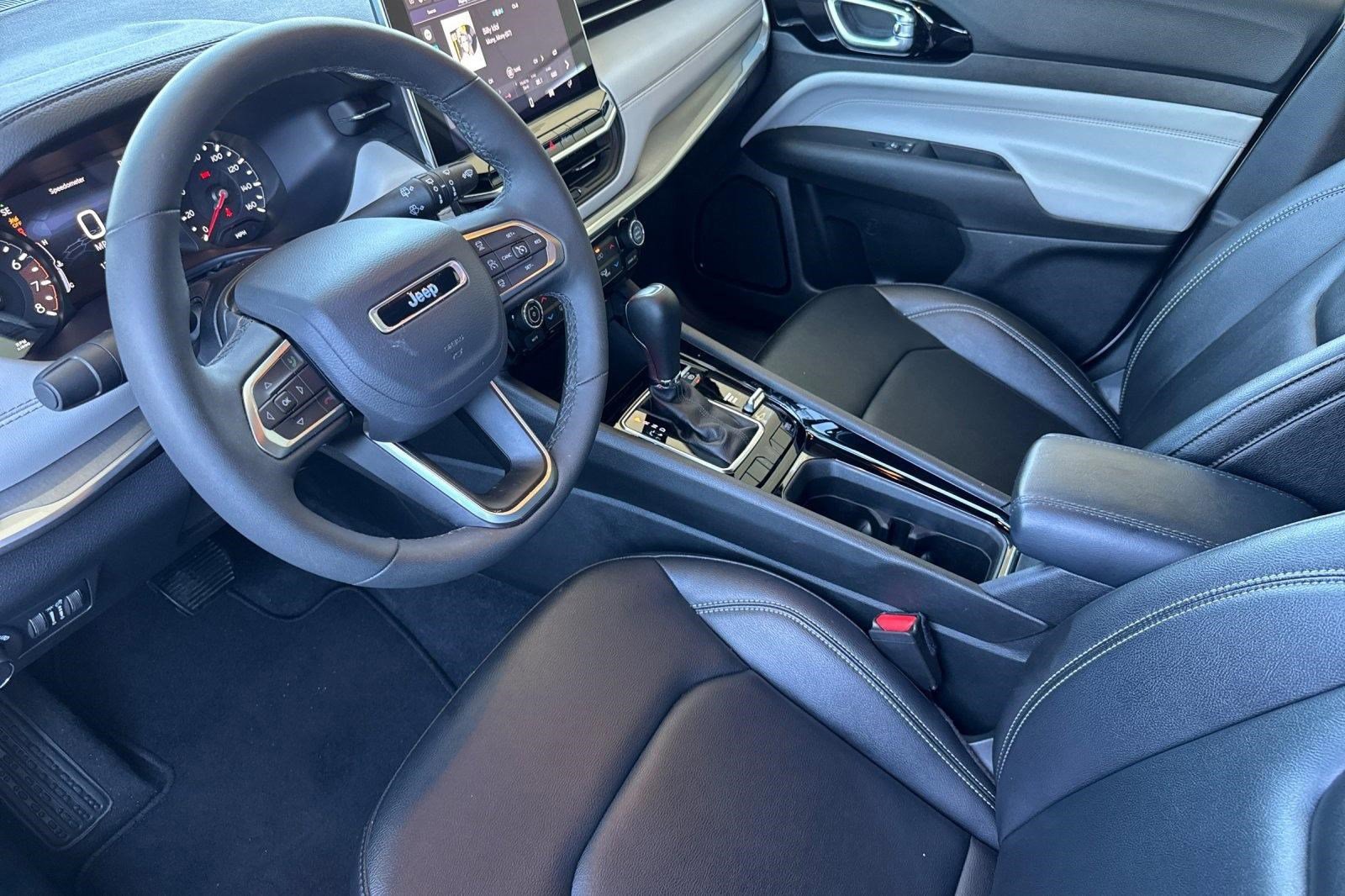 Used 2025 Jeep Compass Limited AWD/4WD image 4