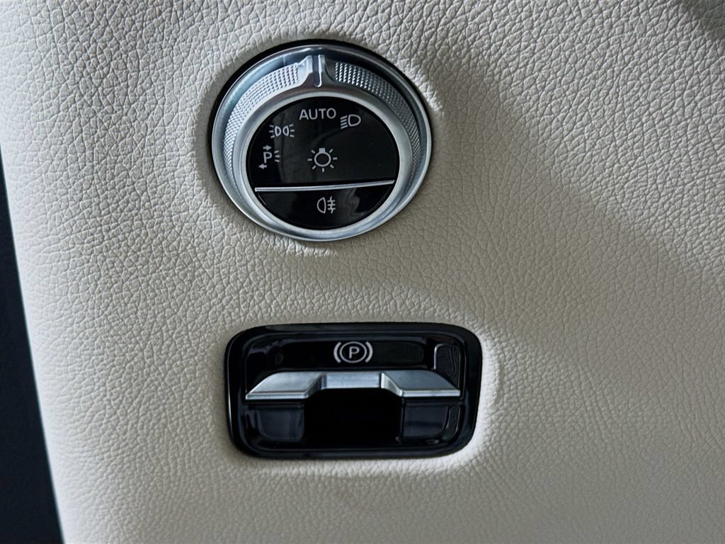 Used 2025 Mercedes-Benz GLC 300 4MATIC image 10