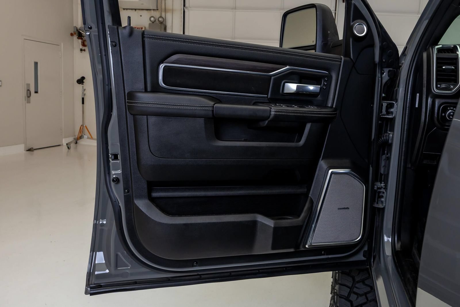 Used 2026 RAM 3500 Laramie AWD/4WD image 34