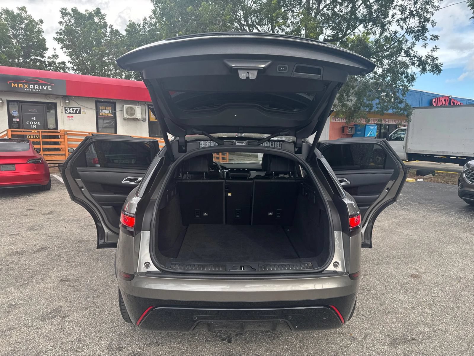 Used 2018 Land Rover Range Rover Velar R-Dynamic SE AWD/4WD image 13