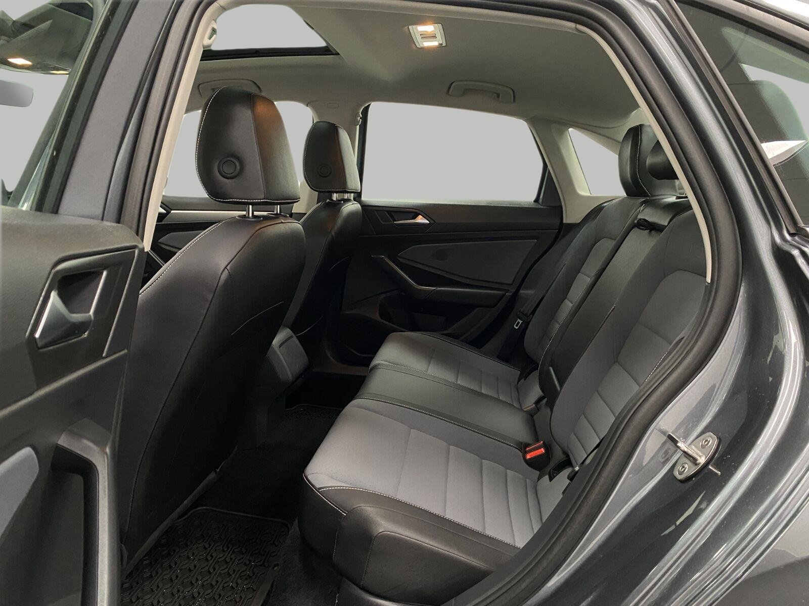Certified 2025 Volkswagen Jetta SE FWD image 25