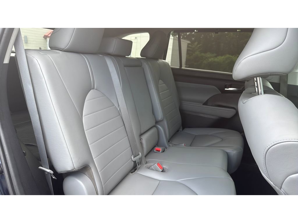 Used 2020 Toyota Highlander XLE image 23