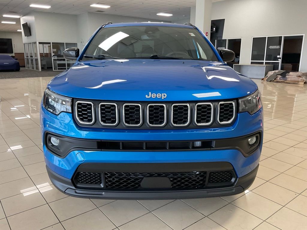 Used 2024 Jeep Compass Latitude image 2