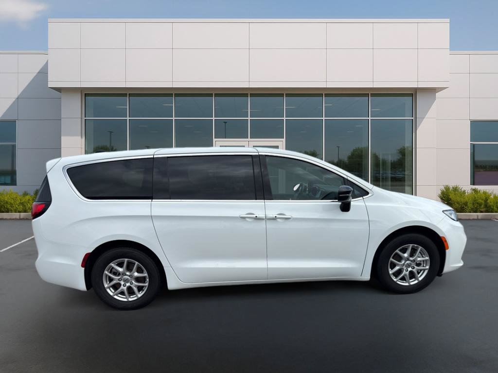 Used 2025 Chrysler Pacifica Select FWD image 6