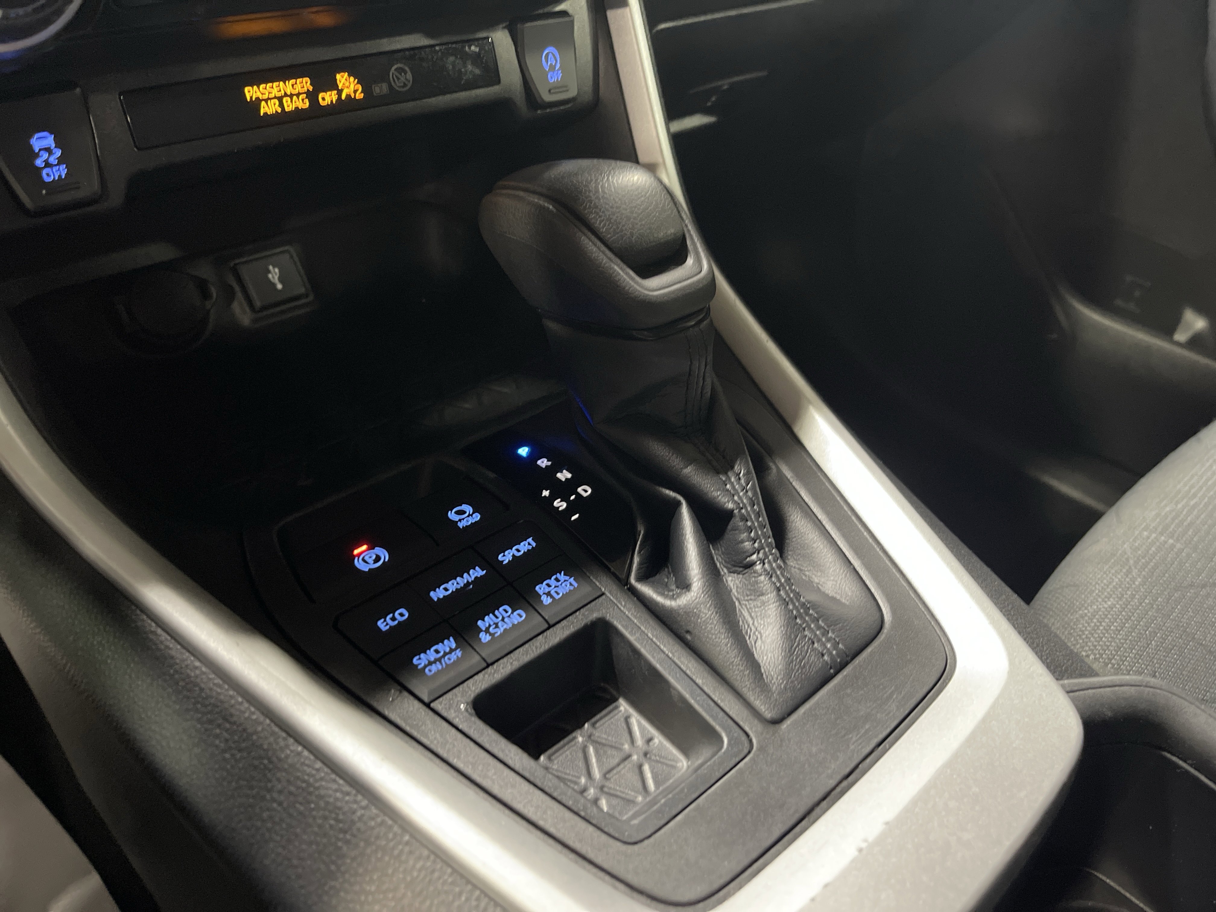 Used 2022 Toyota RAV4 XLE w/ Carpet Mat Package (TMS) image 23