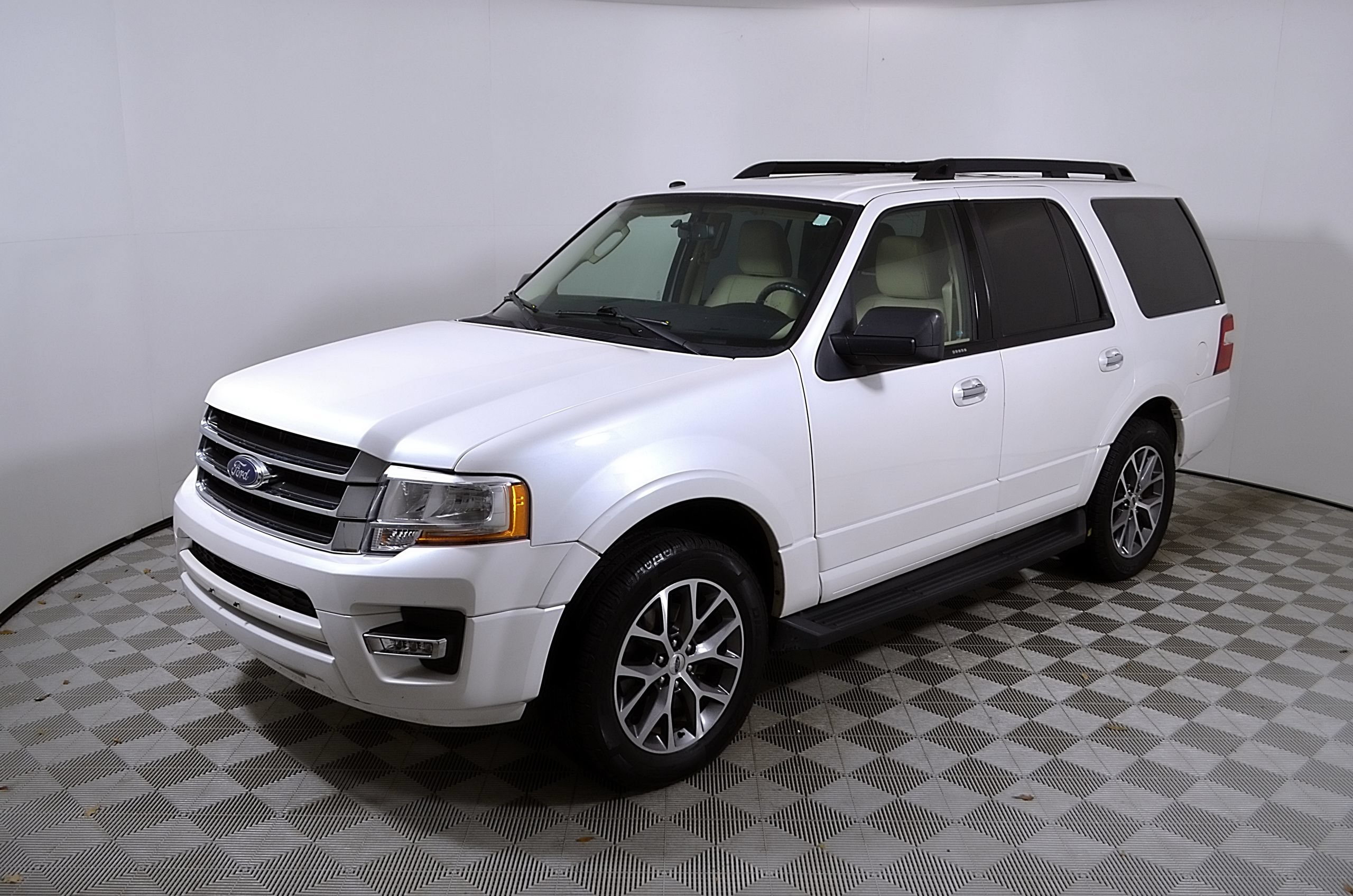 Used 2017 Ford Expedition XLT w/ Equipment Group 202A RWD image 4
