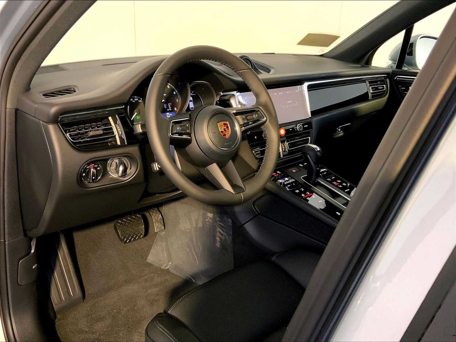 New 2026 Porsche Macan AWD/4WD image 4