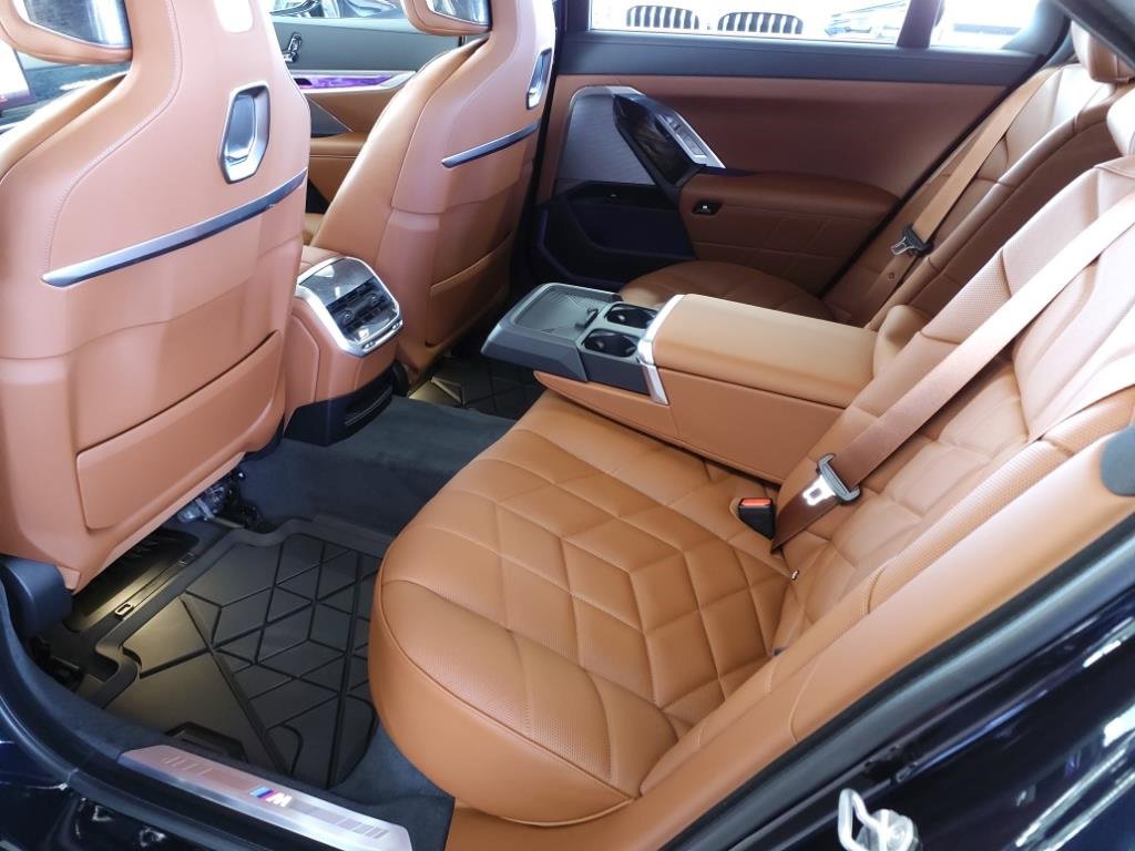 Used 2023 BMW 760i xDrive image 15