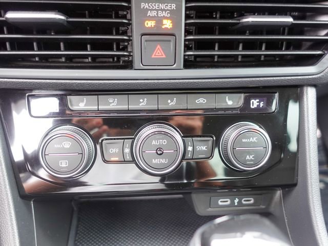 Used 2024 Volkswagen Jetta SE w/ Panoramic Sunroof Package image 18