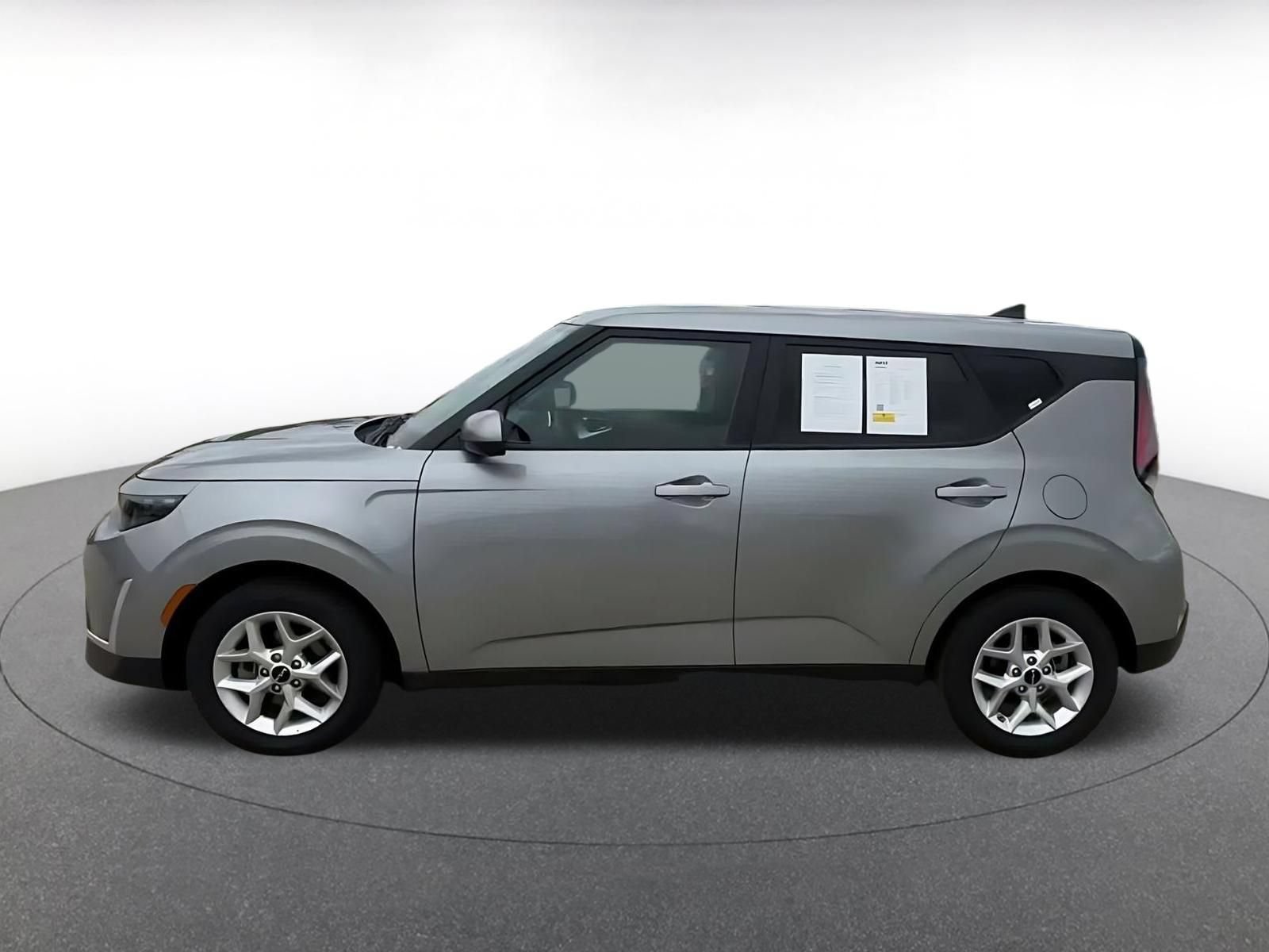 Used 2025 Kia Soul LX w/ LX Technology Package FWD image 8