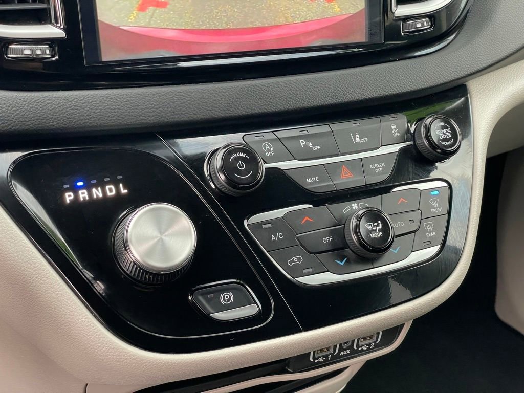 Used 2023 Chrysler Pacifica Touring-L image 24