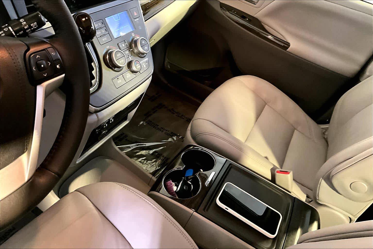 Used 2017 Toyota Sienna XLE w/ XLE Navigation Package AWD/4WD image 17
