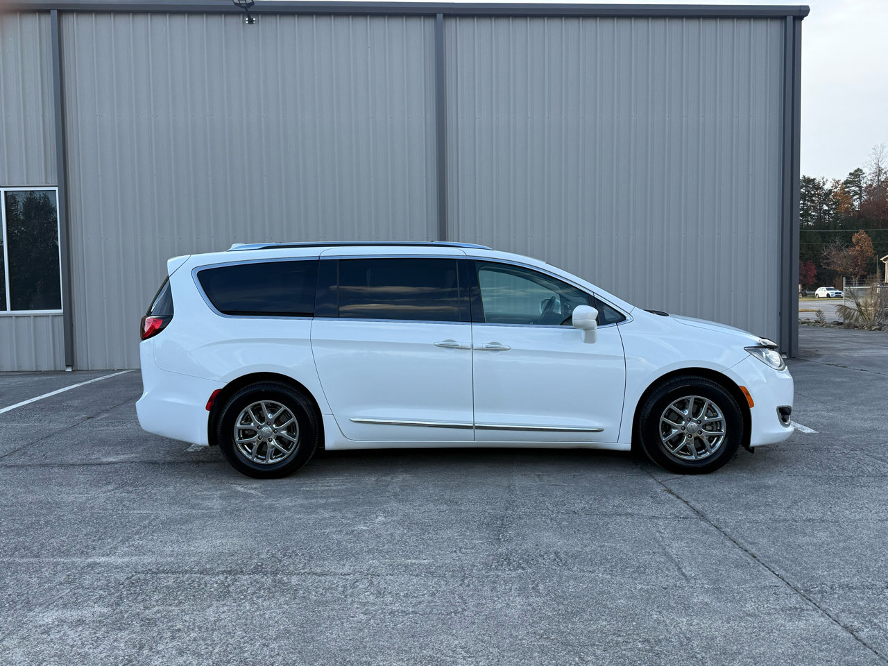 Used 2020 Chrysler Pacifica Touring-L image 4