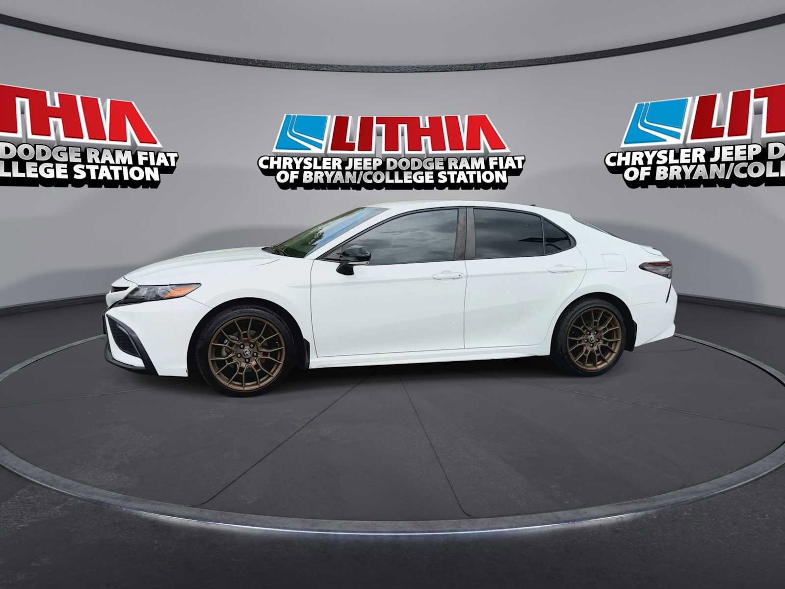 Used 2023 Toyota Camry SE image 4