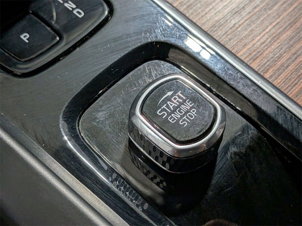 Used 2023 Volvo XC60 B5 Plus image 16