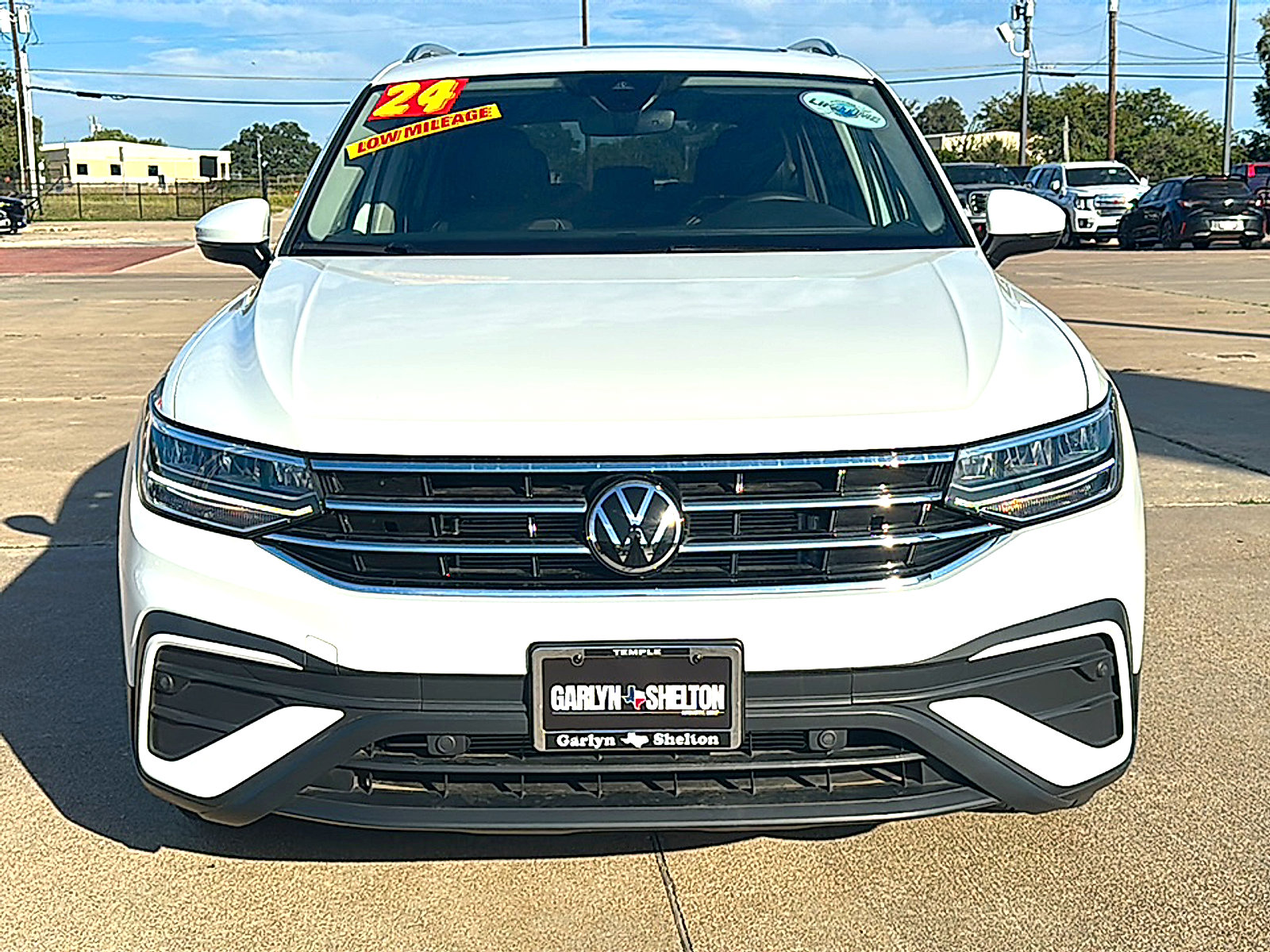 Used 2024 Volkswagen Tiguan SE w/ Panoramic Sunroof Package image 11
