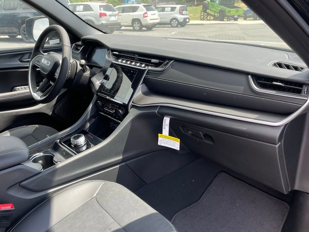 New 2025 Jeep Grand Cherokee Altitude image 25