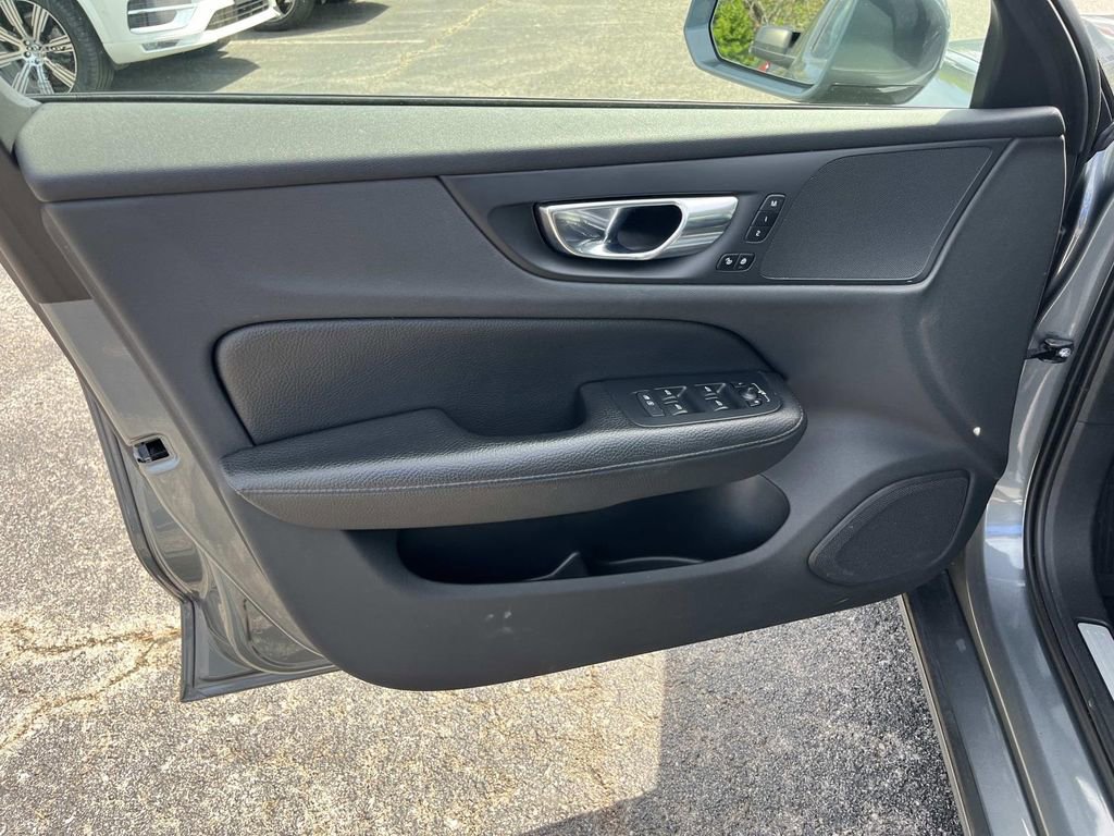 Used 2020 Volvo V60 T5 Momentum w/ Protection Package image 24