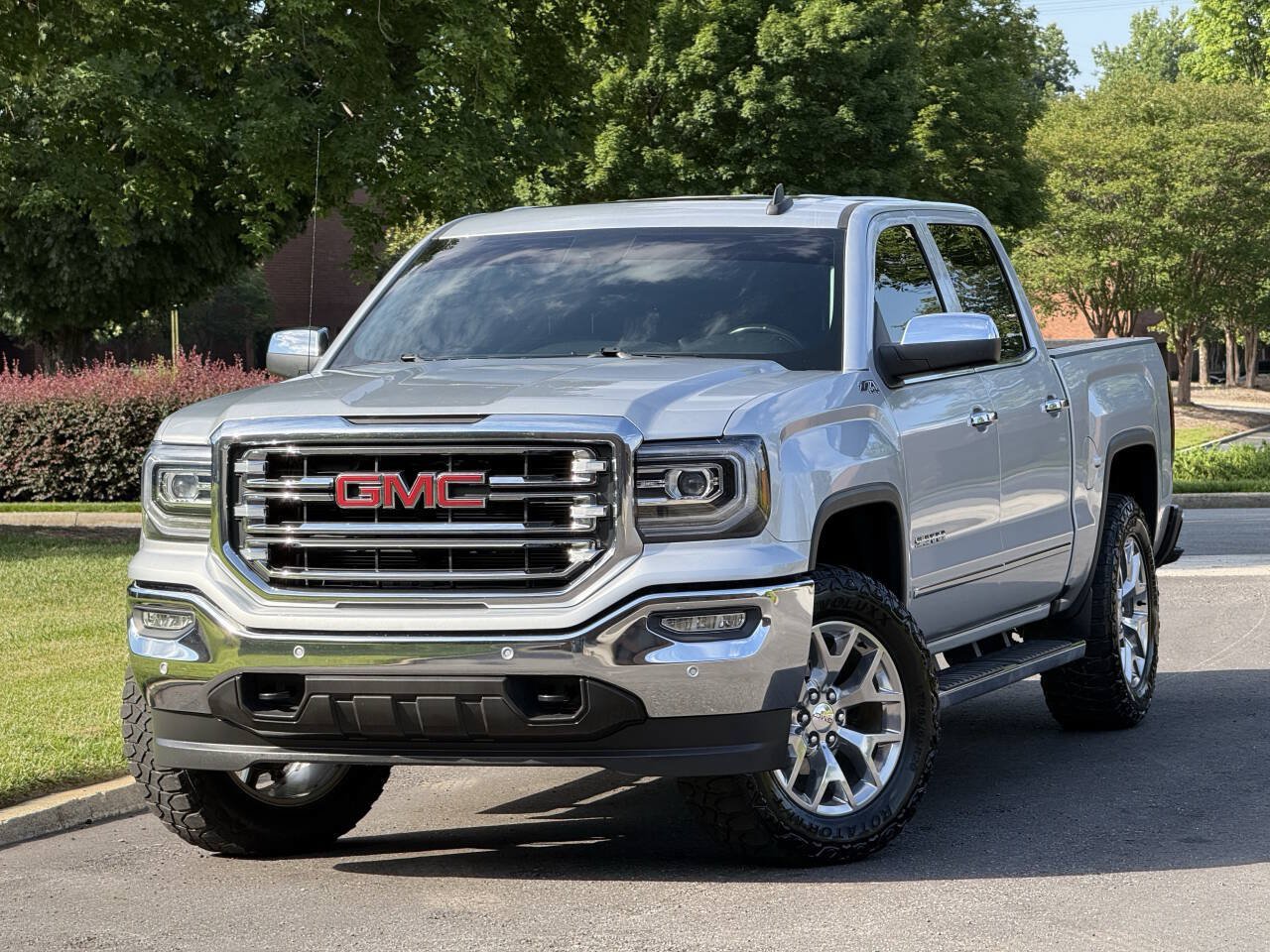 Used 2018 GMC Sierra 1500 SLT AWD/4WD image 2