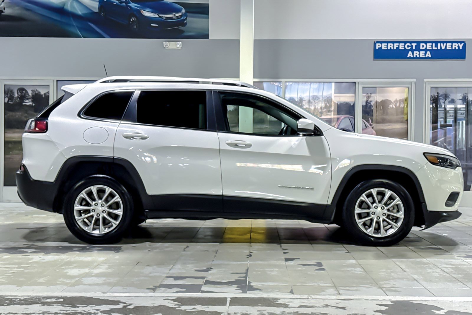 Used 2019 Jeep Cherokee Latitude w/ Popular Appearance Group image 7