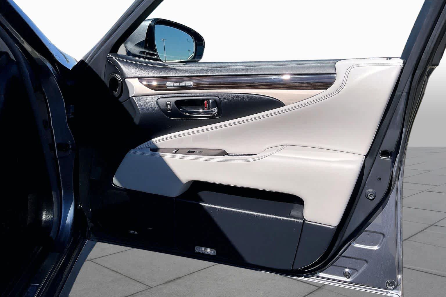 Used 2015 Lexus LS 460 AWD w/ Comfort Package image 23