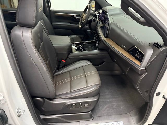 Used 2025 Chevrolet Suburban High Country w/ Sun And Tow Package image 36