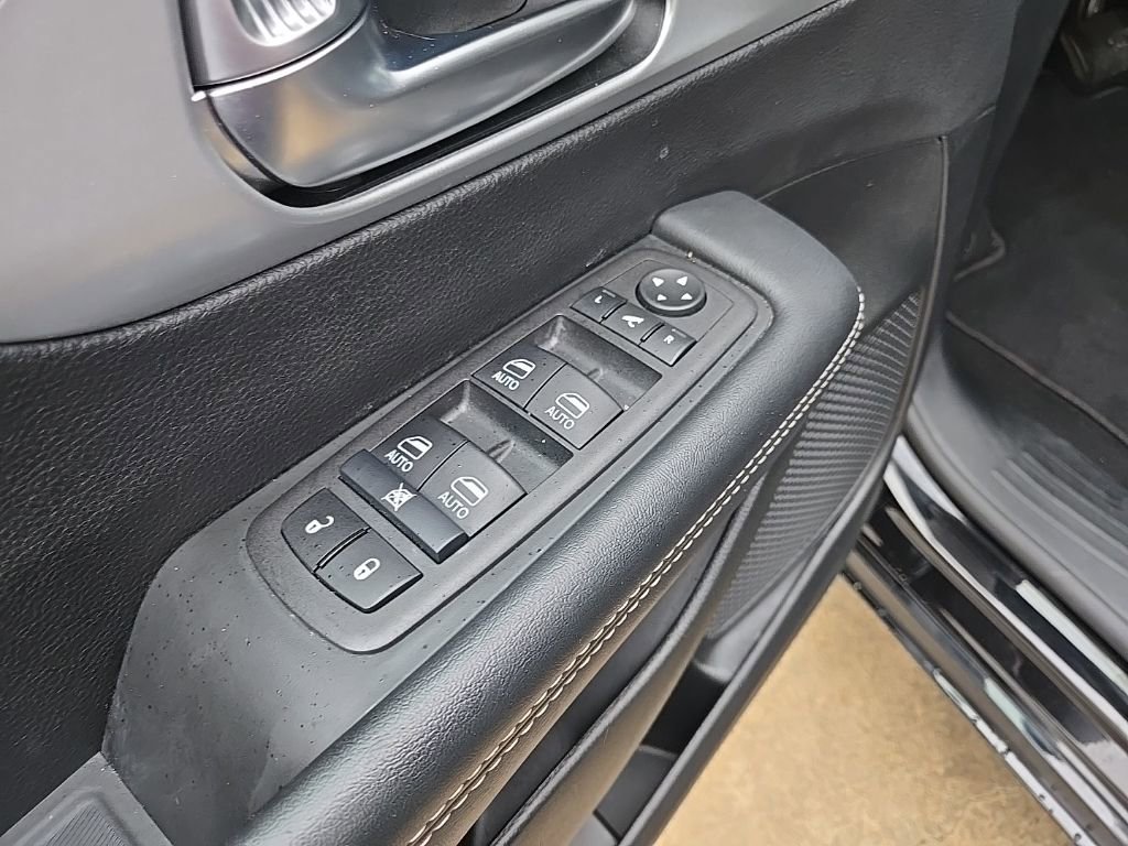 Used 2025 Chrysler Pacifica Limited image 29