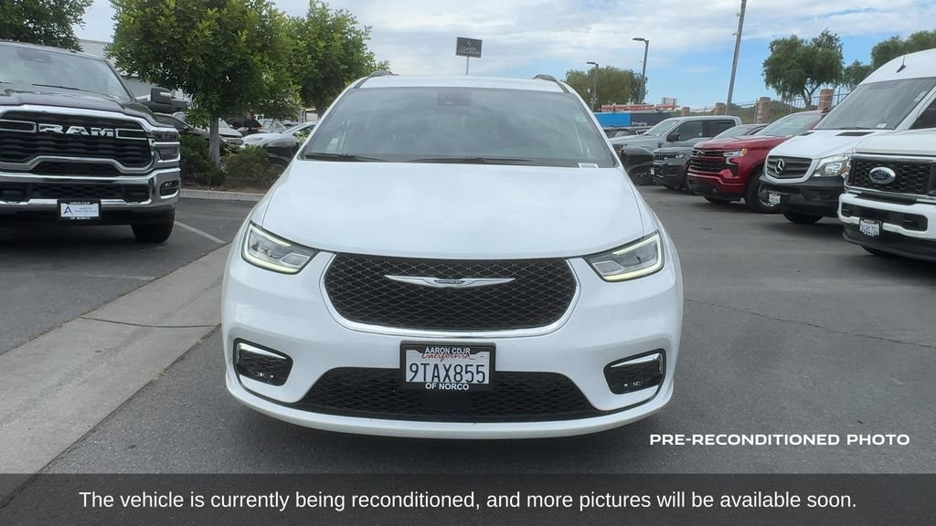 Used 2025 Chrysler Pacifica Select FWD image 2