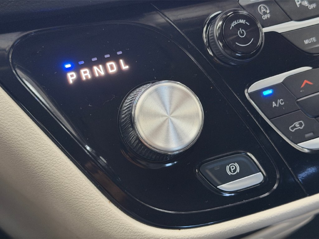 Used 2023 Chrysler Pacifica Touring-L FWD image 15