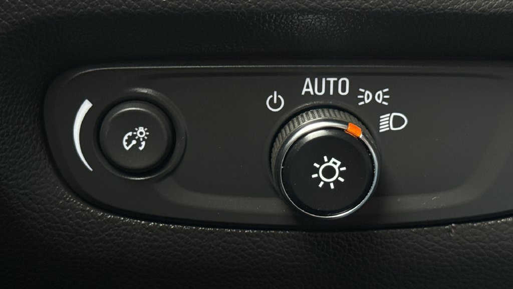 Used 2022 Chevrolet Traverse LS AWD/4WD image 24