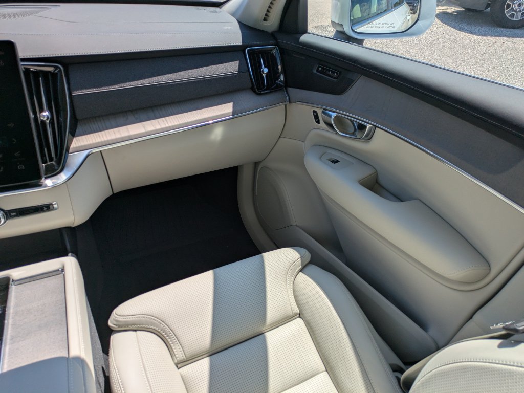 New 2026 Volvo XC90 T8 Ultra w/ Protection Package Premier AWD/4WD image 17