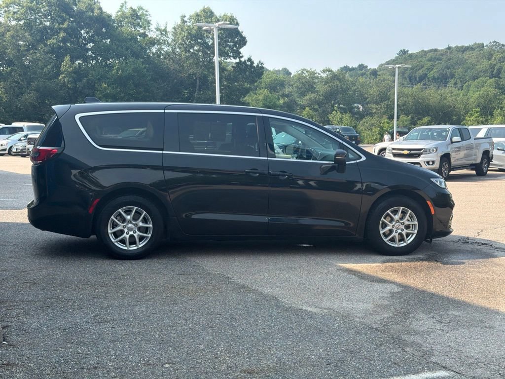 Used 2023 Chrysler Pacifica Touring-L FWD image 7