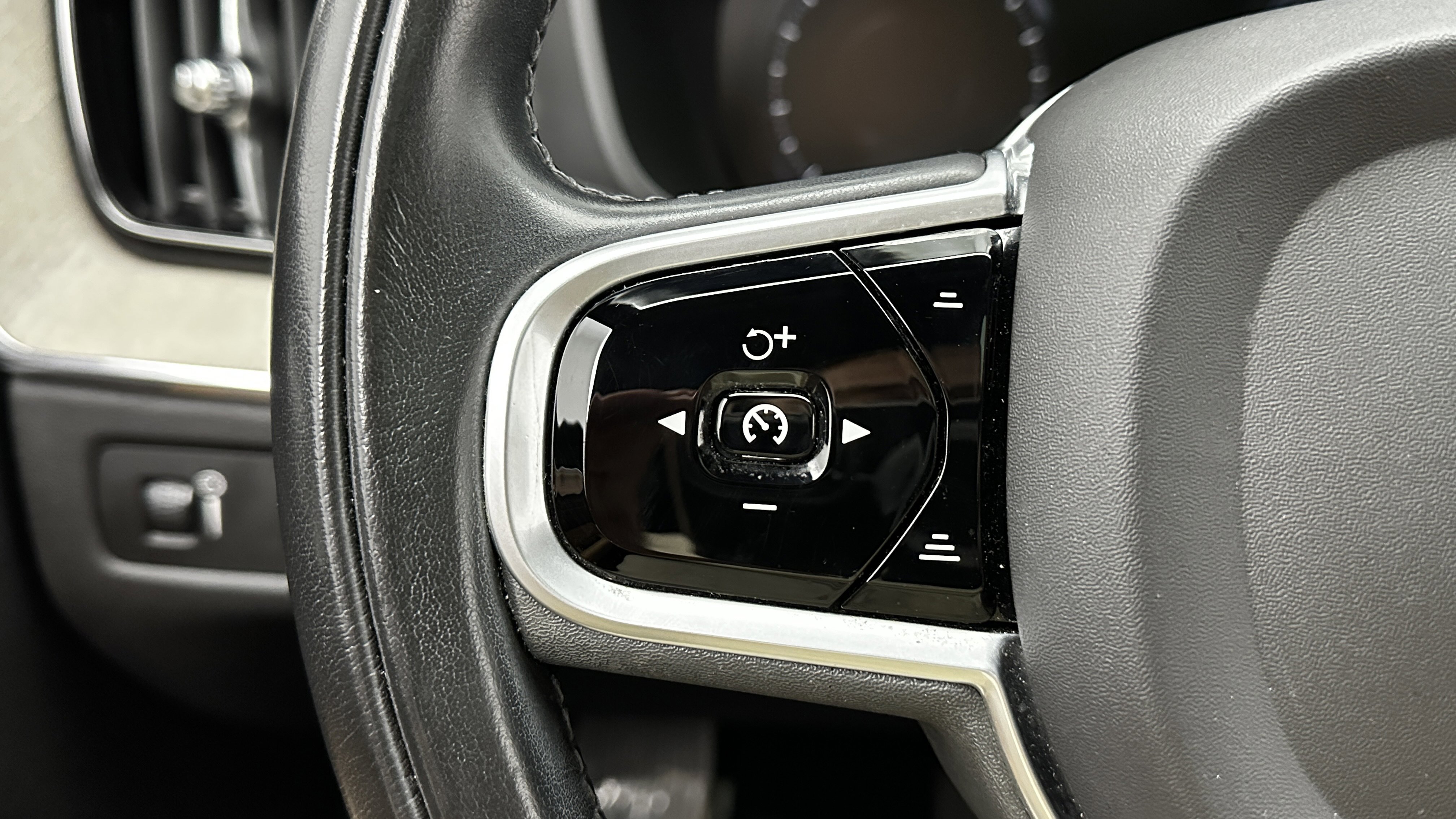 Used 2019 Volvo XC60 T6 Inscription w/ Protection Package Premier image 25