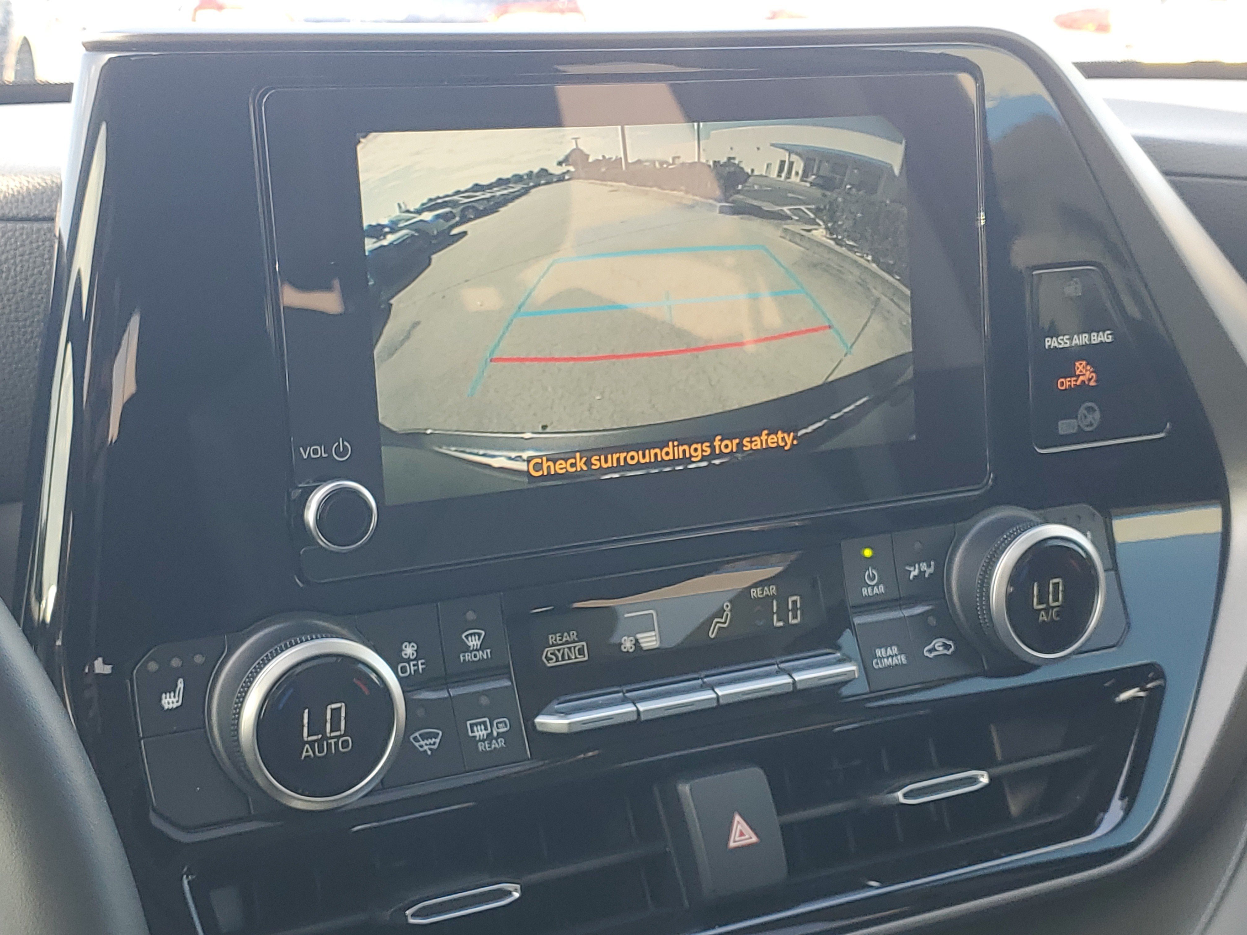 Used 2024 Toyota Highlander XLE FWD image 27