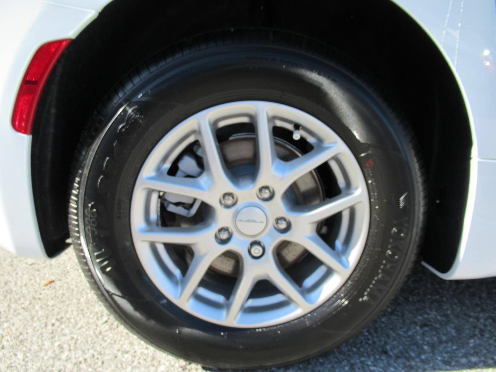 New 2027 Chrysler Pacifica Select FWD image 8