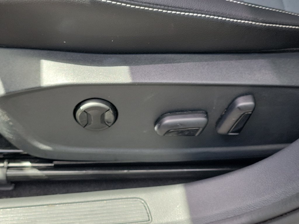 Certified 2025 Volkswagen Jetta SE w/ Sunroof Package FWD image 19