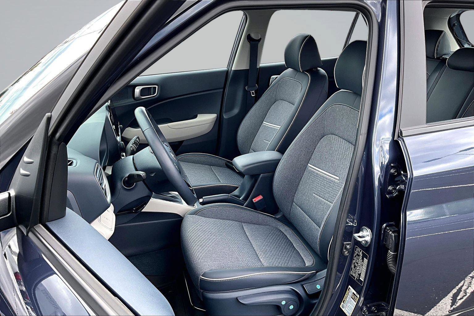 Used 2024 Hyundai Venue Limited FWD image 25