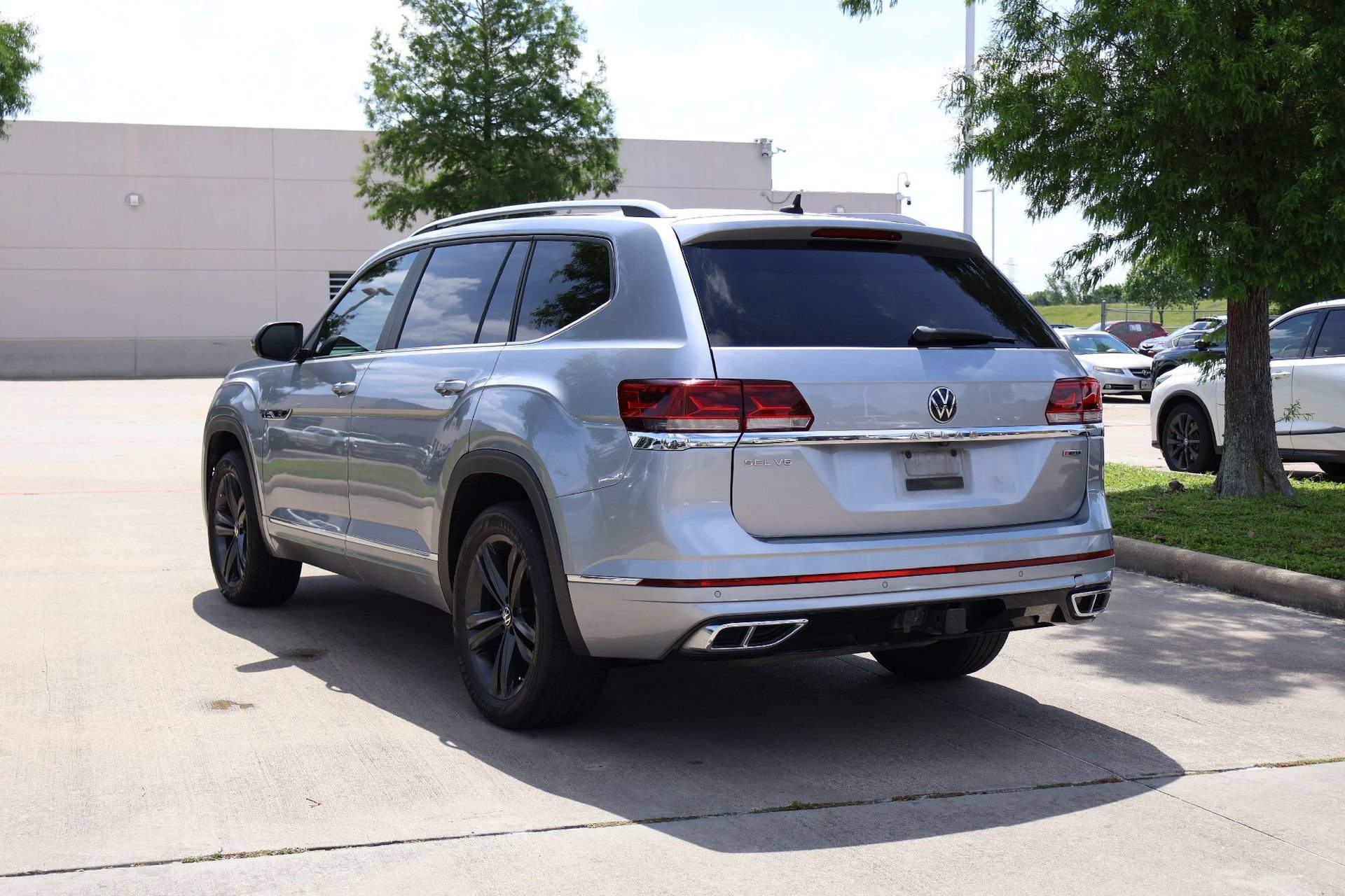 Used 2022 Volkswagen Atlas SEL R-Line AWD/4WD image 4